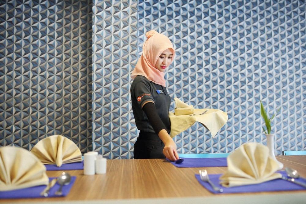 Horison Express Sentani Hotel Jayapura Eksteriør billede